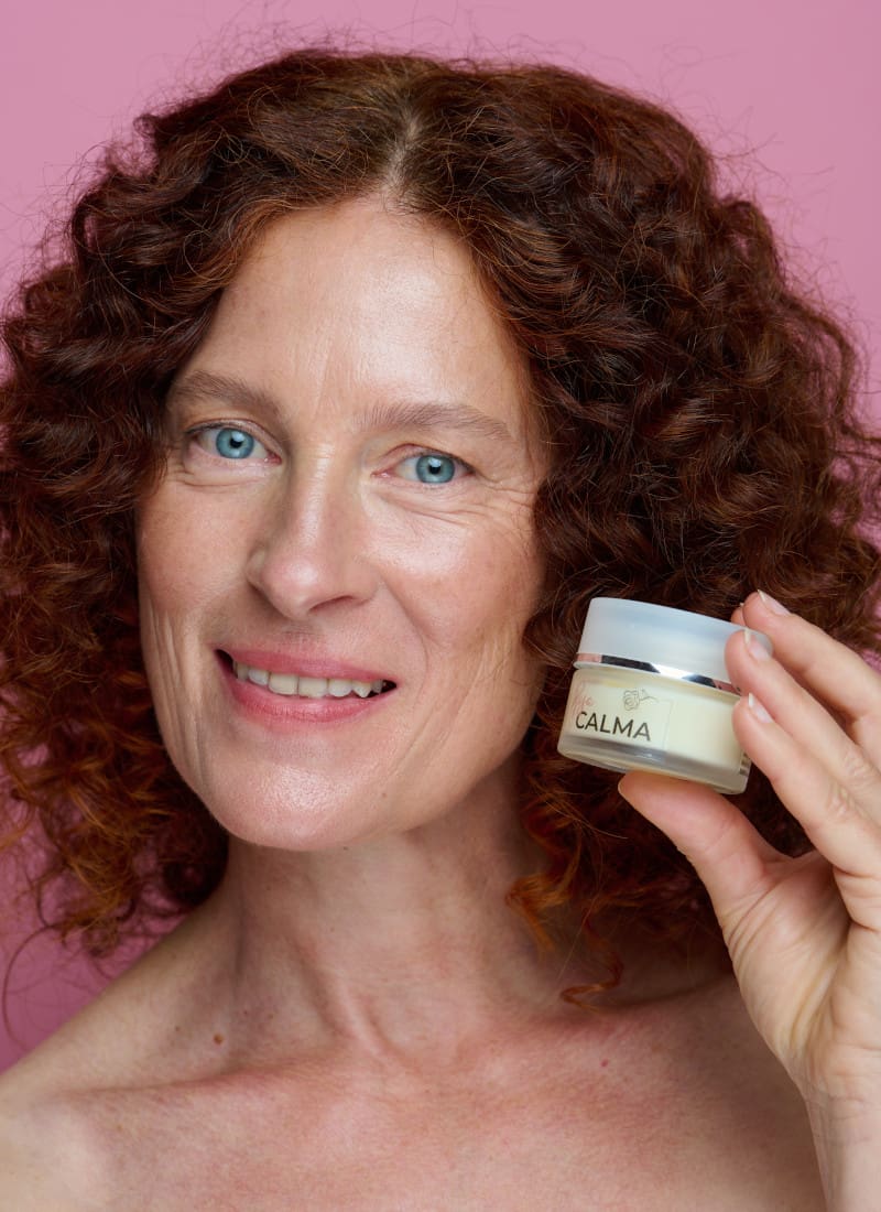 Lächelndes Model mit Creme, Beauty Shoot