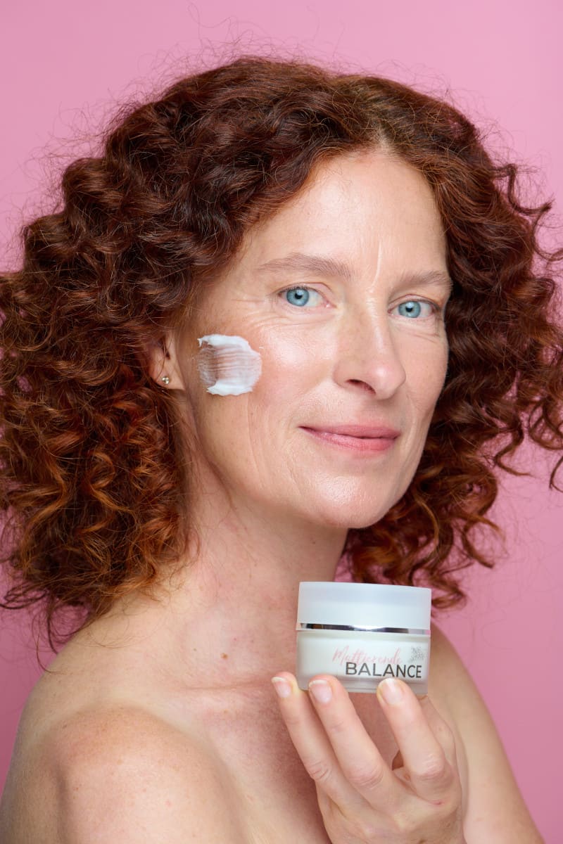 Lächelndes Model mit Creme, Naturkosmetik