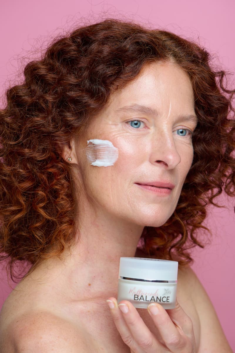 Model mit Creme, Naturkosmetik