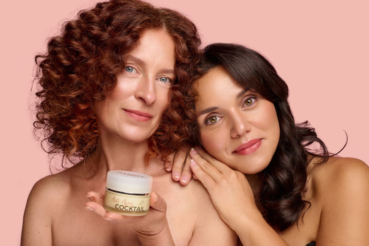 Naturkosmetik zwei Frauen mit Produkt, Beauty